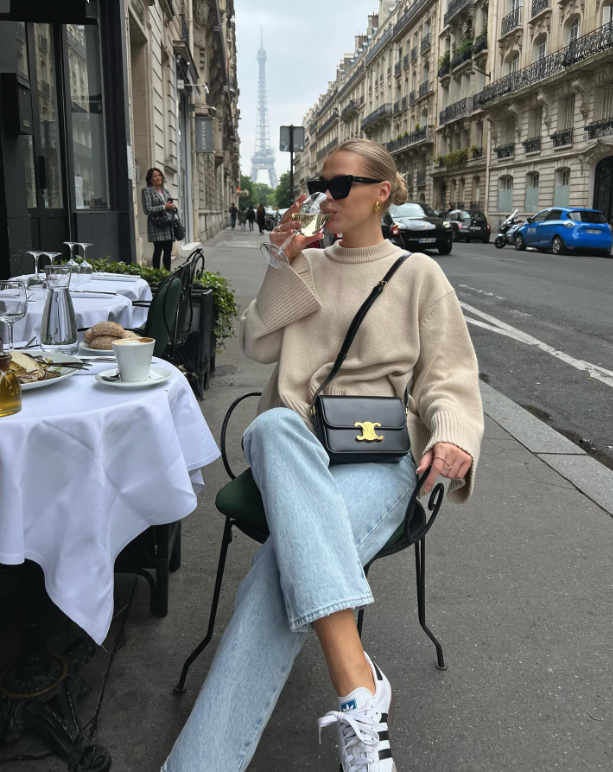 casual sweater and jeans spring outfit