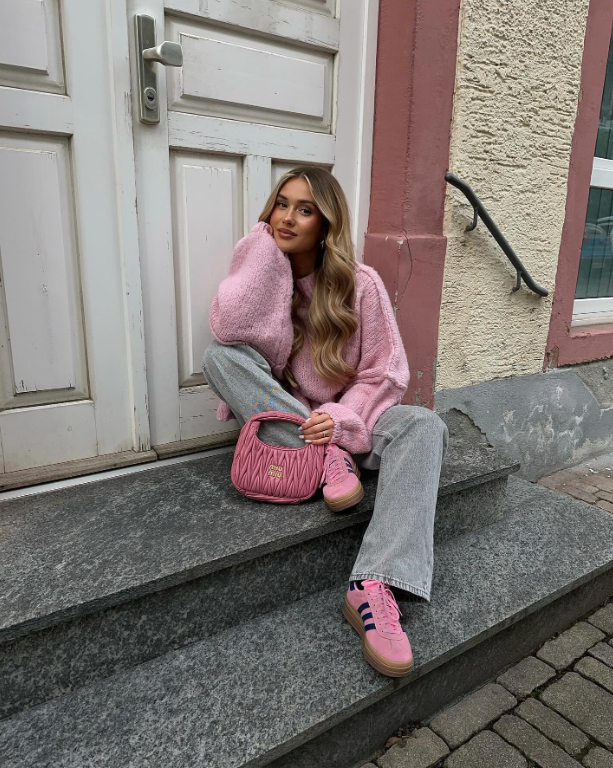 pinl sweater and jeans spring outfit