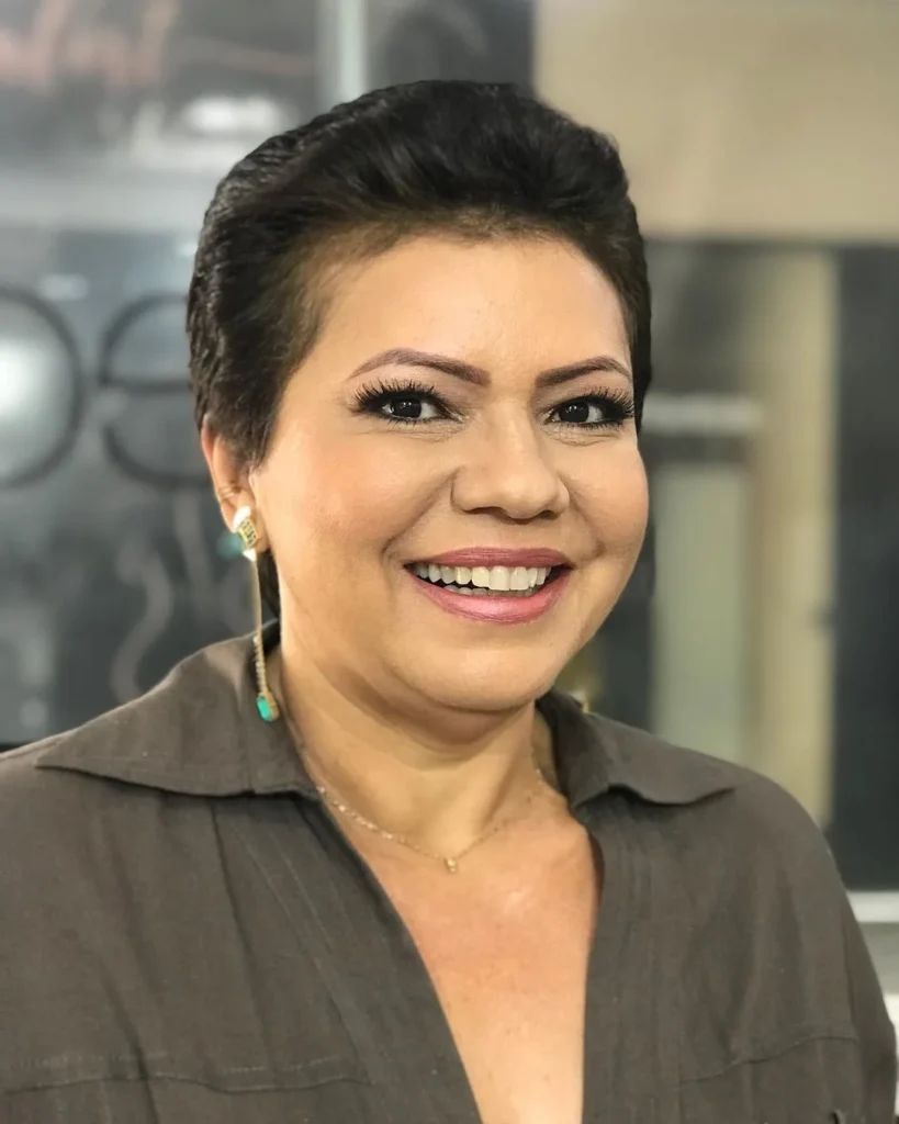 Elegant Pixie Hair Cut For Round Face