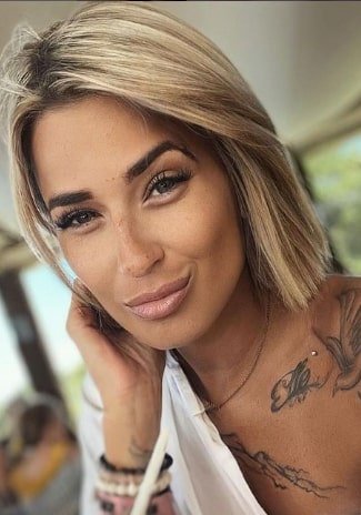 Glamorous Short Blonde Hairstyle