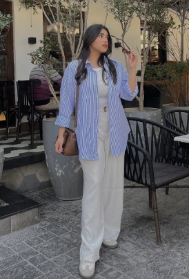 Light Blue Striped Oversized Shirt White High Waisted Trousers Beige Slip On Sneakers Brown Crossbody Bag