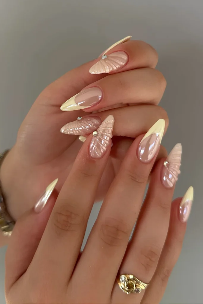 Shell Texture Mermaid Core Yellow French Nails