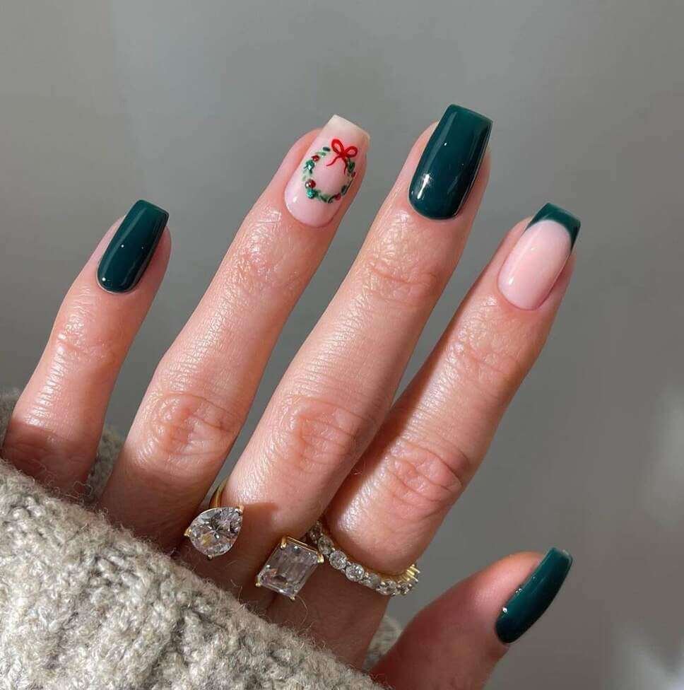 Christmas Wreath Accent Nails